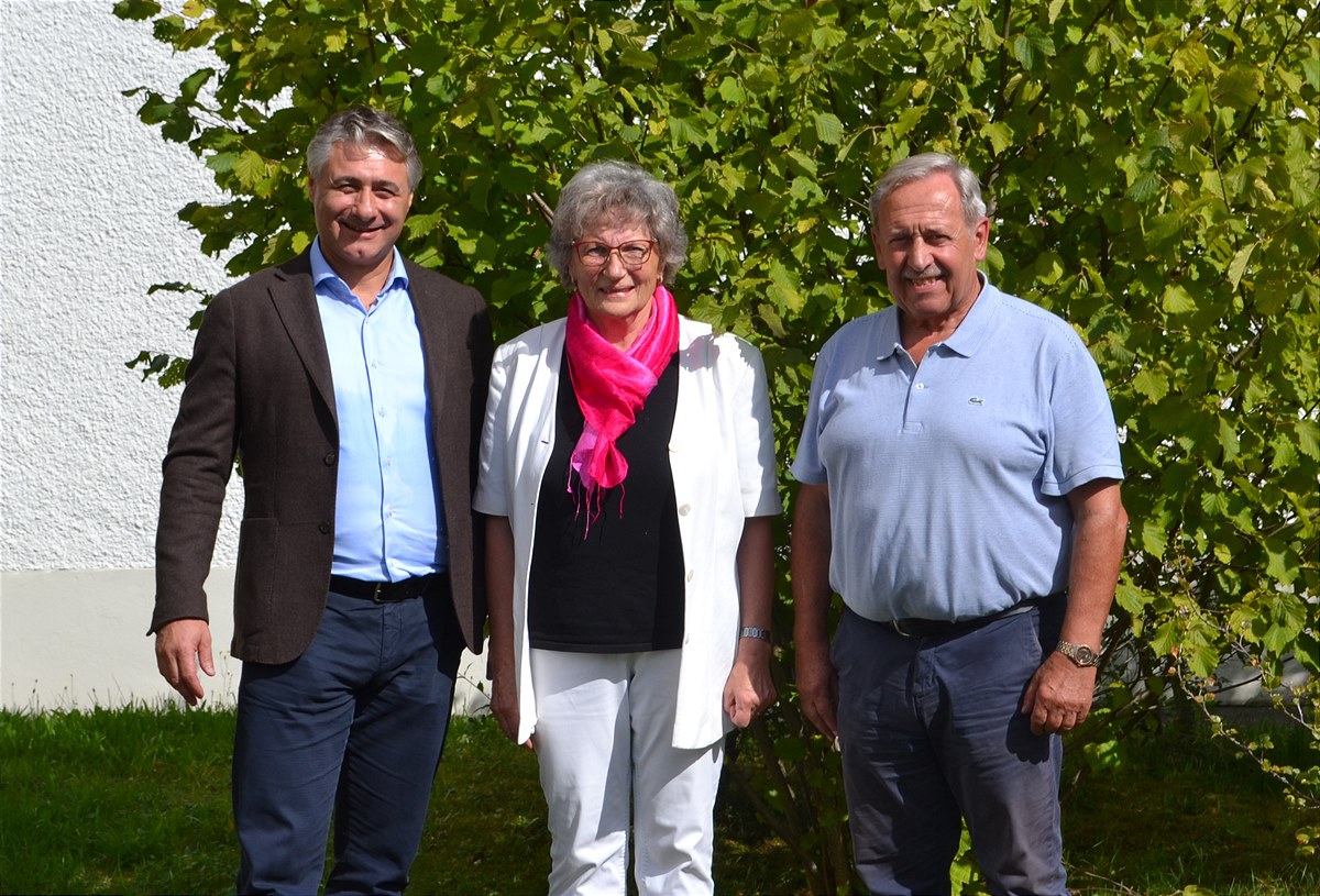 Roland Lienhard (Frutarom Switzerland AG)) gratuliert Thérèse Ritter und Roland Paupe zum wohlverdienten Ruhestand.